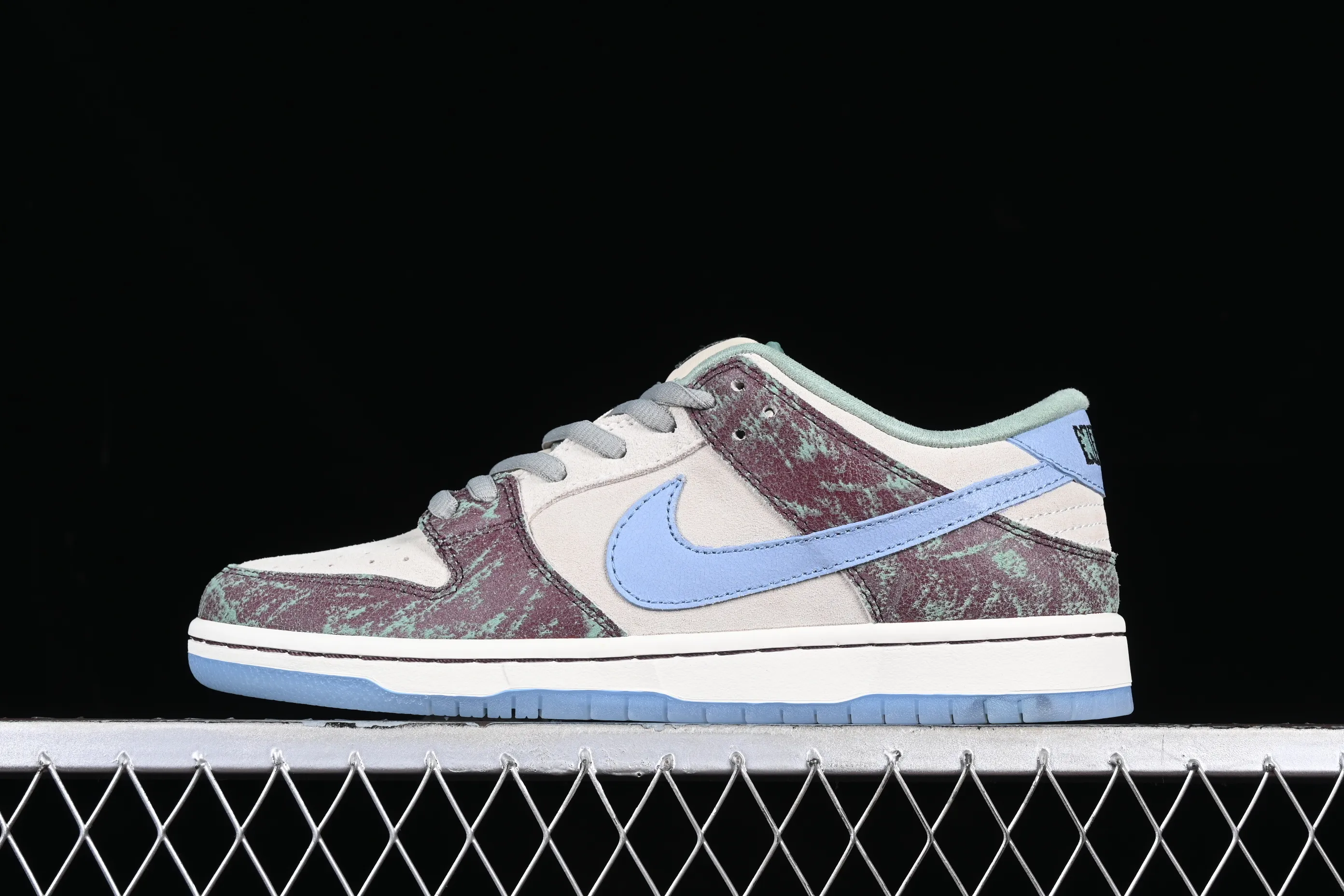 All Categories Nk SB Dunk Series Nk SB Dunk Low Low-top sneakers Crenshaw Skate Club x Nk SB Dunk Low joint model SB low-top sports and leisure sneakers FN4193-100